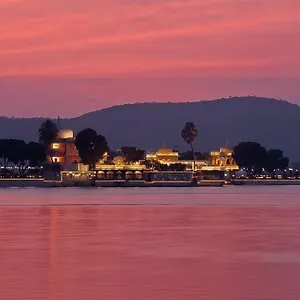 Hotel Jagmandir Island Palace - Grand Heritage Udaipur